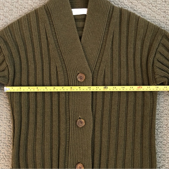 Everlane The Wool-Cashmere Ribbed V-Neck Cardigan - Picture 4 of 7